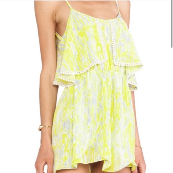Lovers + Friends Dresses & Skirts - Lovers + Friends Yellow Grey Flutter Dress
